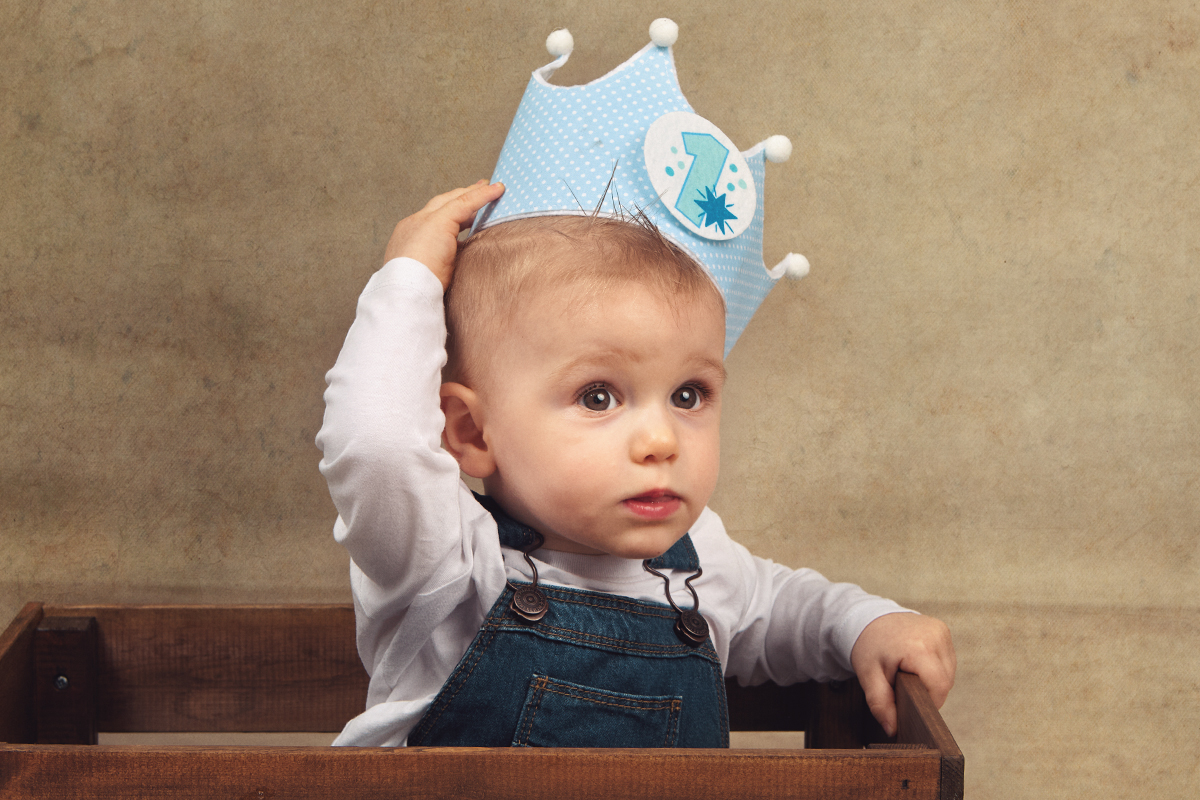 Sesión smash cake de un niño en primer plano, fotografía realizada en Badalona por Digilab