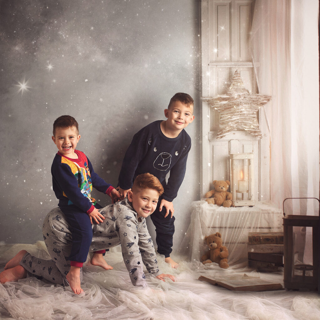 fotografía de navidad en Badalona, niños jugando en una habitación.