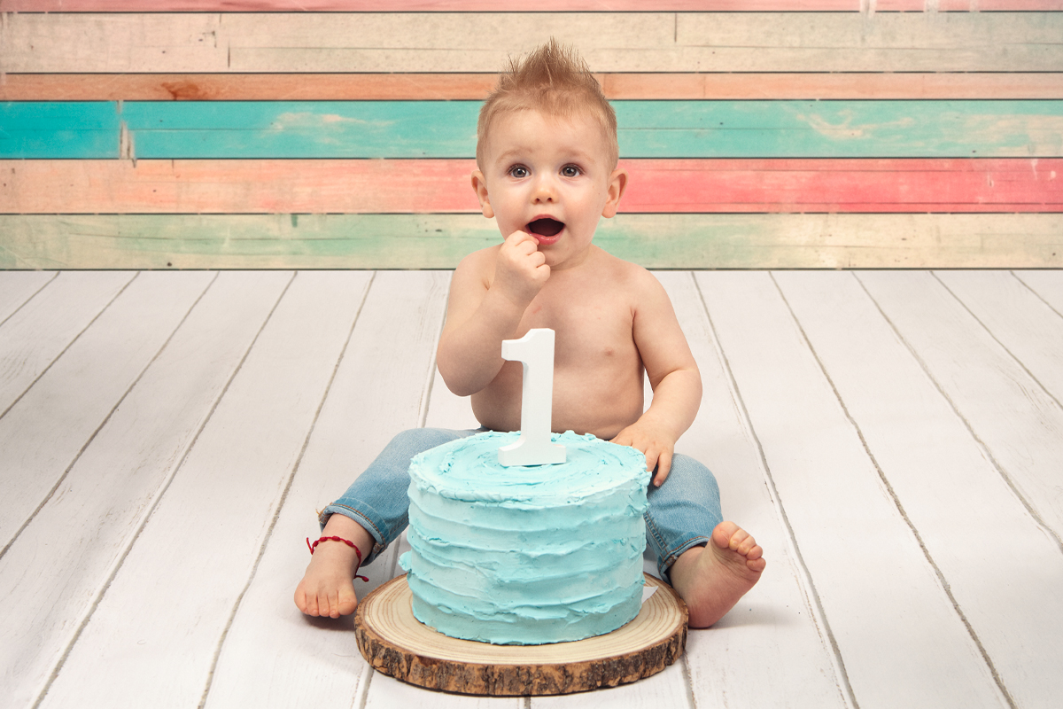 fotografía smash cake de un niño frente a un pastel realizada por Digilab en Badalona