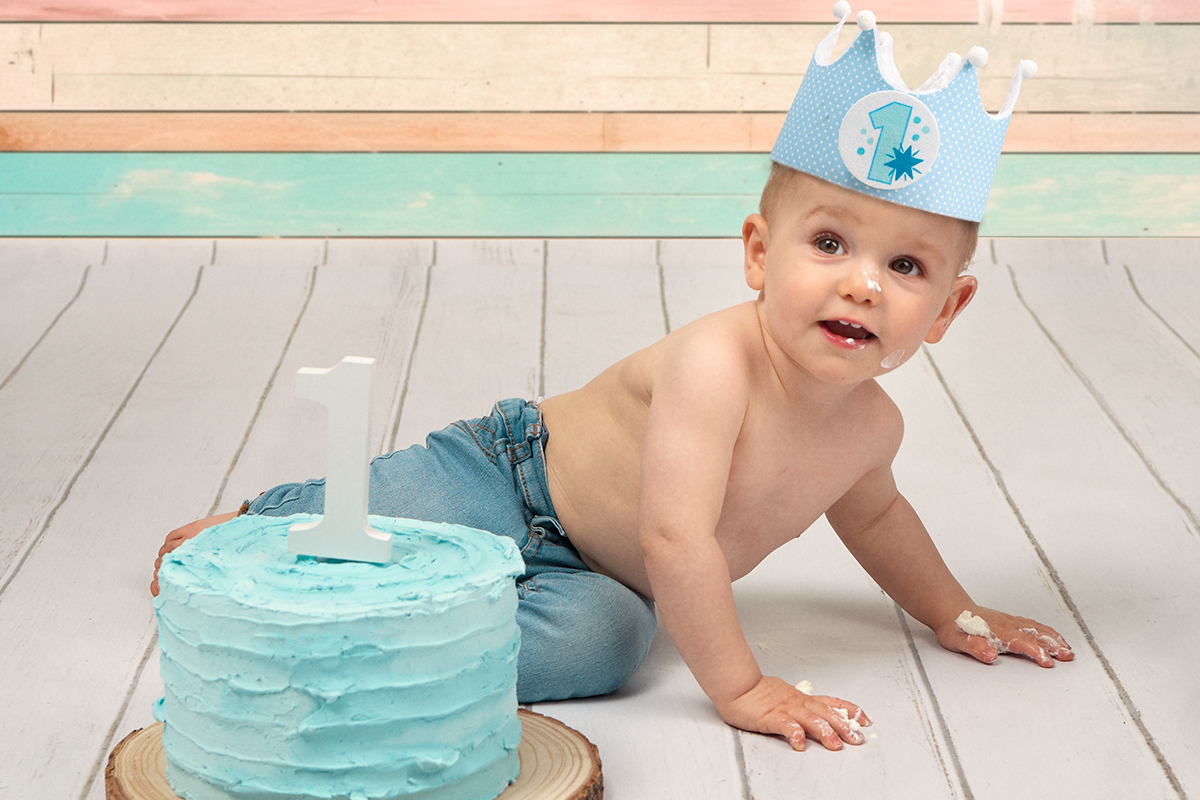 foto smash cake, niño junto a pastel cumpleaños en Badalona