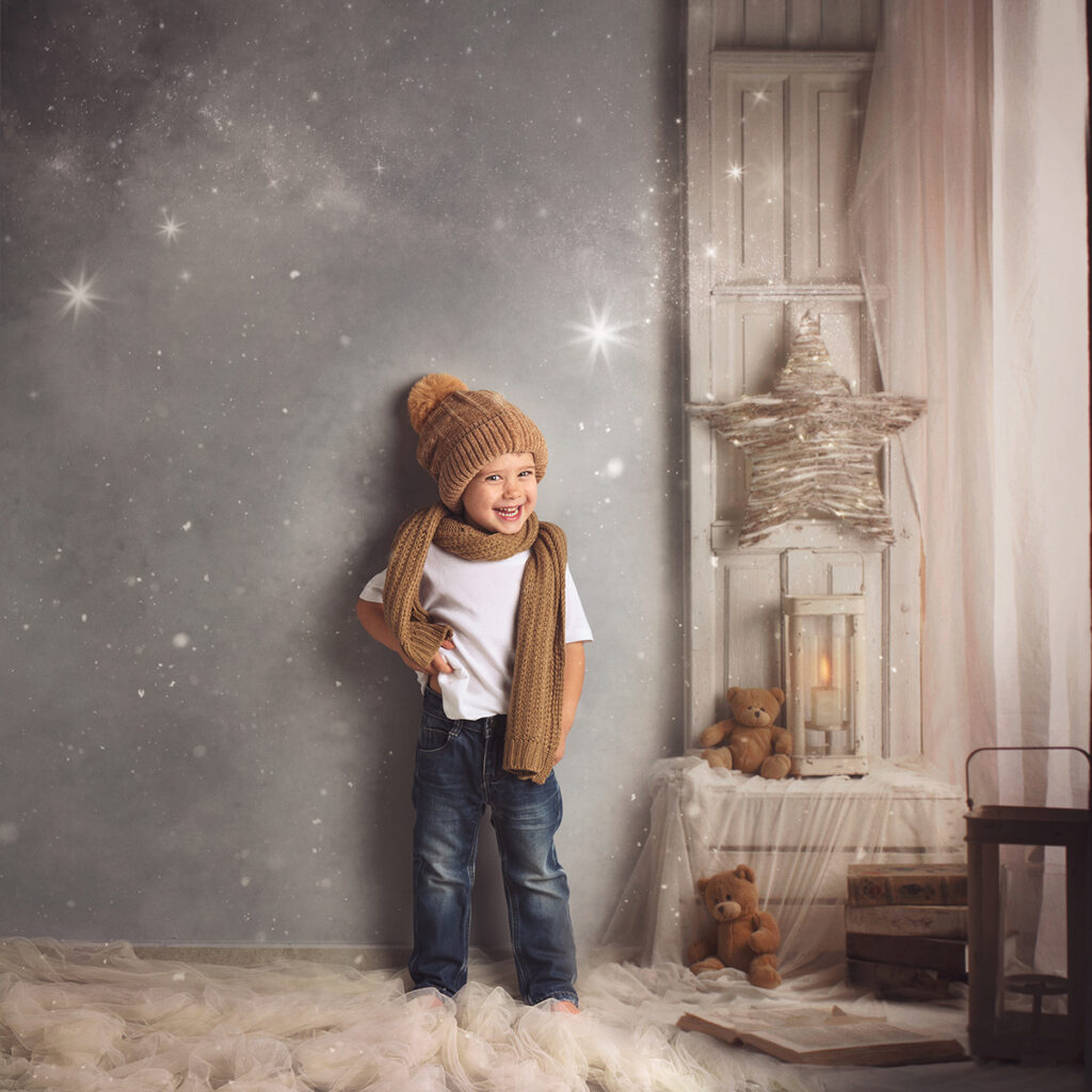 Sesión de navidad, niño con gorro de navidad, foto realizada por Digilab en Badalona