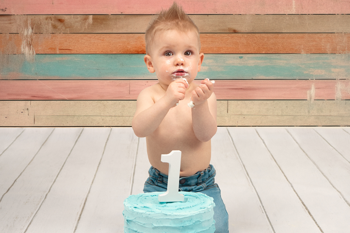 foto smash cake, niño con las manos manchadas de nata. Fotografia realizada por Digilab en Badalona